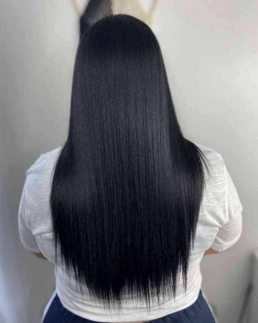 Tyylikkäät pitkät mustat hiukset kuvioiduilla latvoilla