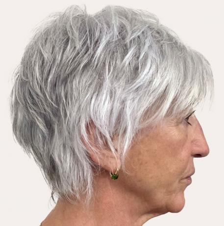 Krótka srebrna fryzura dla starszych pań