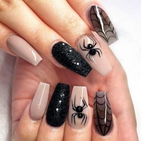 Halloweenowe paznokcie pająka