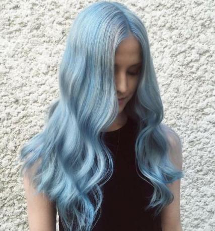 ľadovo modré vlasy