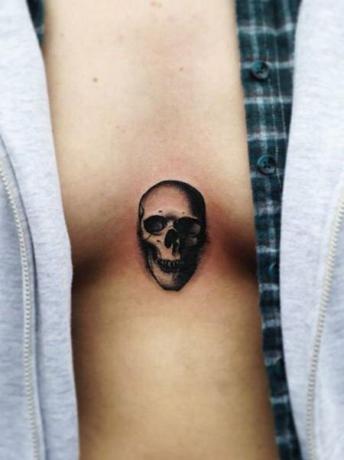 Татуювання на грудях черепа