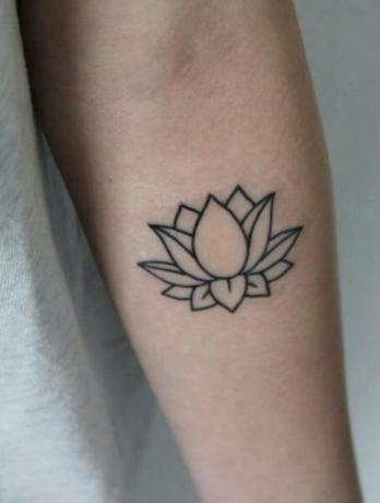 Tatuaj contur de flori de lotus