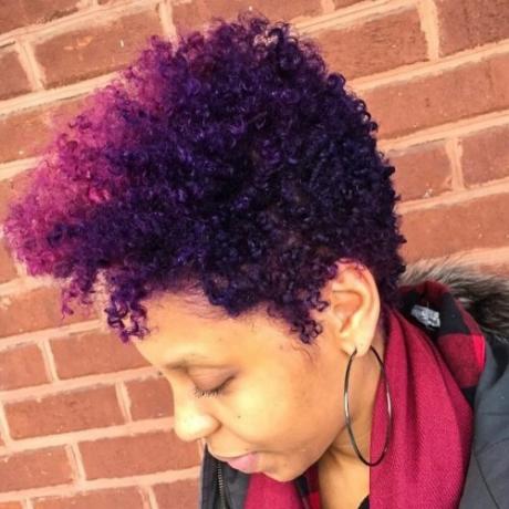紫の先細りの自然な髪型