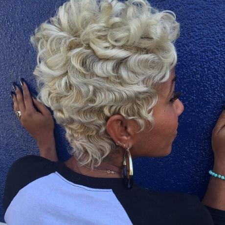 Blond Curly Pixie za afroameriške ženske