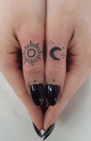 Auringon ja kuun sormitatuointi 