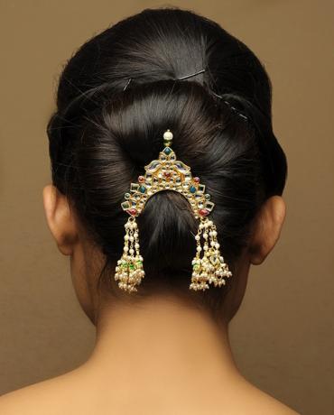 minimalistisk bulle updo för indiskt bröllop