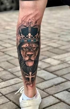 Татуювання на левовій нозі