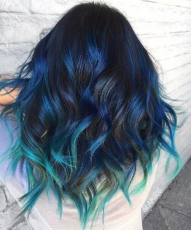 čierne vlasy s modrými odleskami