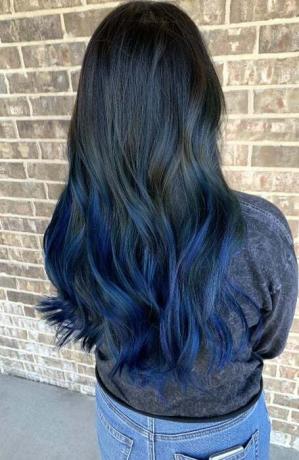 Tummansiniset Ombre-hiukset
