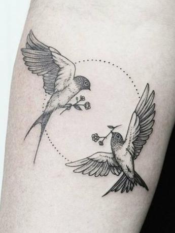 Tatuaż ptak i kwiat