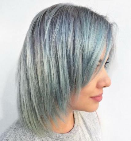 Пастельне синє волосся середньої довжини
