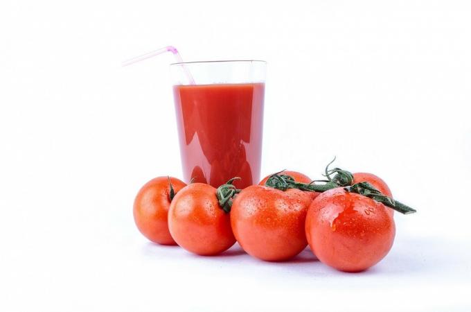 Kaip atsikratyti žalių plaukų su pomidorų sultimis arba kečupu