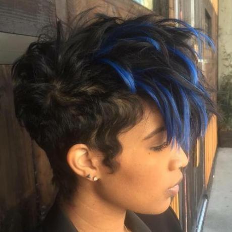 Īsa melna frizūra ar zilām krāsām