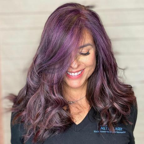 紫のハイライトとダークブラウンの髪