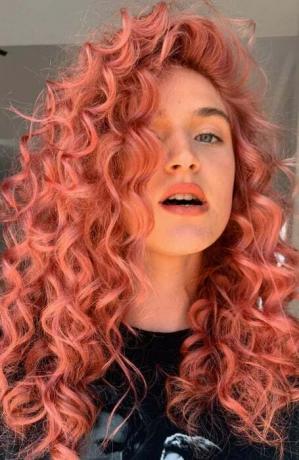 Τζίντζερ με ροζ μαλλιά
