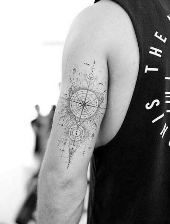 Tetování geometrického kompasu
