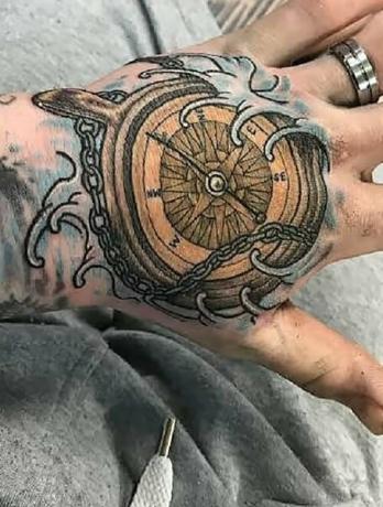 Rankų kompaso tatuiruotė