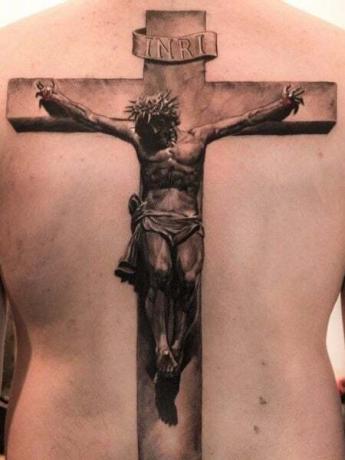 Jézus keresztre feszített tetoválása