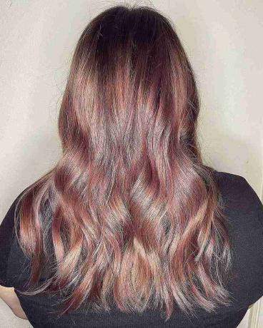 Απαλή ροζ χρυσή απόχρωση σε μαλλιά Balayage