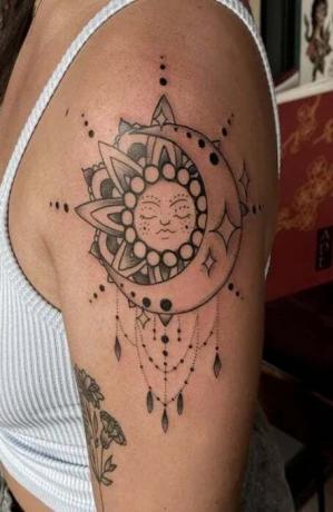 Tetovanie polmesiaca a slnka