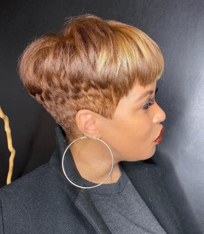 Ostra krótka fryzura dla czarnych kobiet