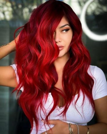 Živá červená farba vlasov s tmavými korienkami