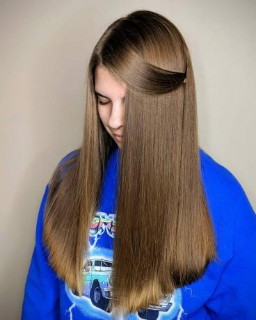 Jednoduché dlhé rovné vlasy s ofinou do strany