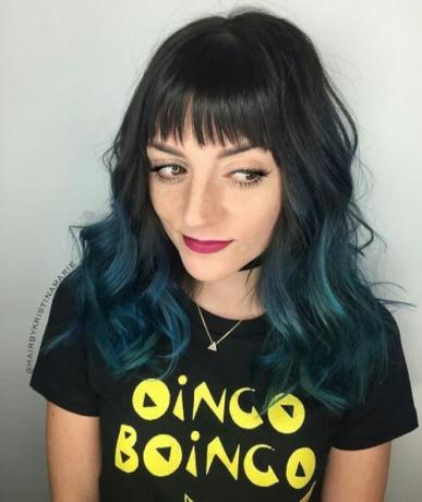 Plaukai nuo juodos iki mėlynos spalvos su kirpčiukais