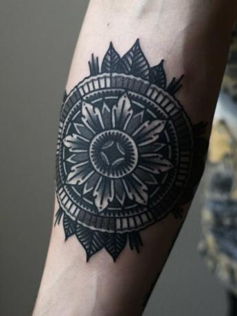 Geometrické květinové tetování