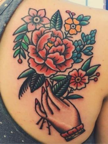 Tatuagem de flor tradicional americana 