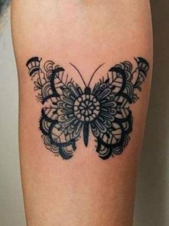 Татуировка с пеперуда мандала за мъже