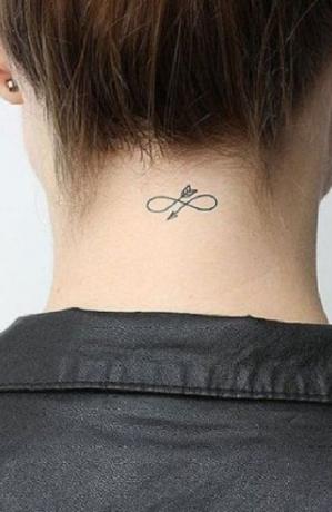 Tatuaż nieskończoności na szyi
