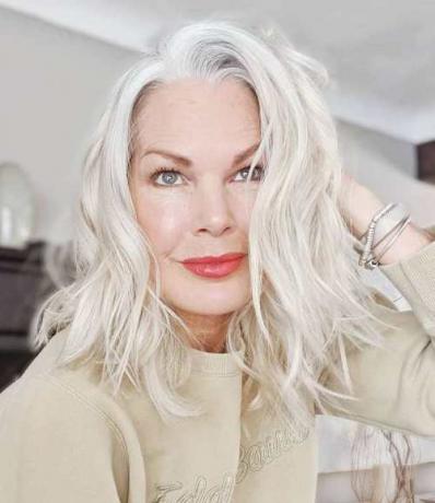 22 Anti-Aging-Haartipps von Farbauswahl bis hin zu Kopfhautprodukten