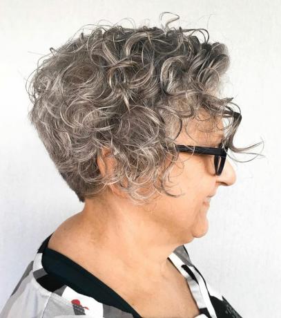 Krátké kudrnaté šedé vlasy pro starší dámy