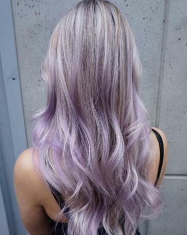 pasteliniai violetiniai plaukai su žemomis šviesomis
