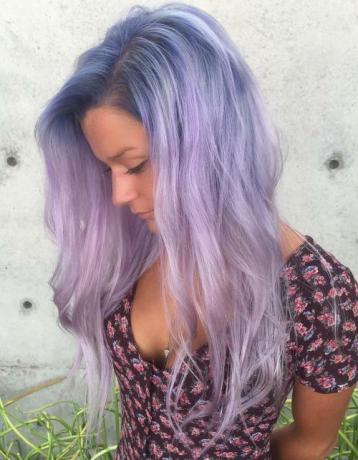 Ilgi pasteliniai purpuriniai plaukai su mėlynomis šaknimis