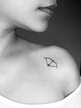 Tatuaje De Arco Y Flecha