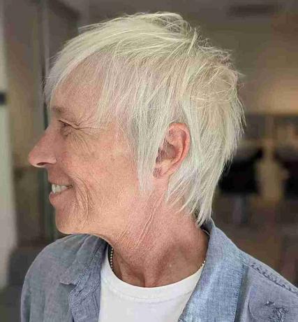 Rozcuchaný Pixie Shag na starších ženách ve věku 70 let s bílými vlasy