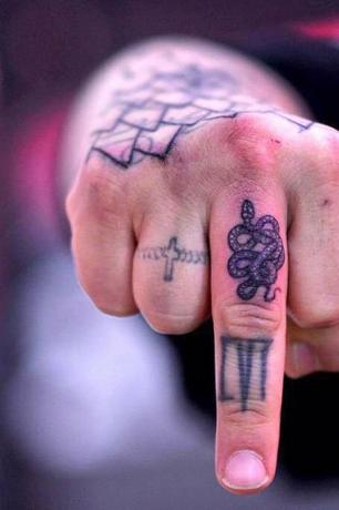Käärmeen sormen tatuointi