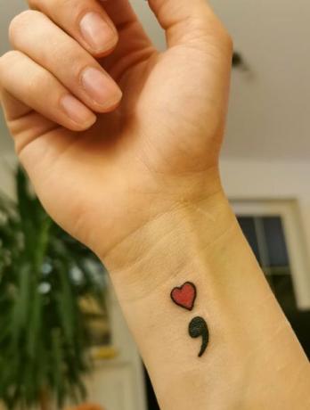 Tetování srdce středníkem