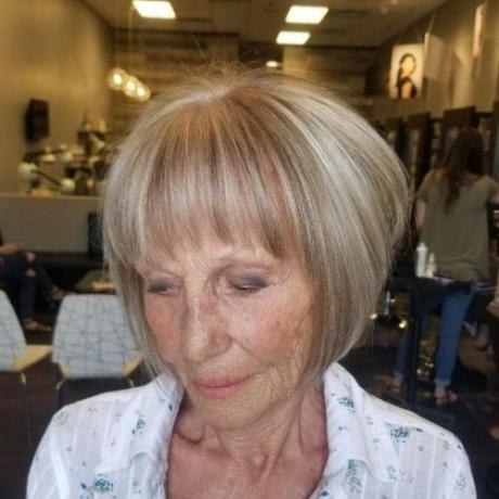 Fiatalos A-vonalú frizura idősebb nőknek