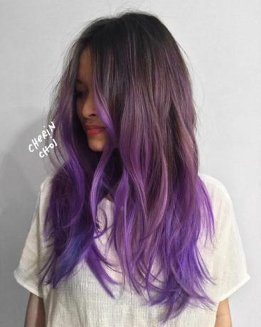 jasně fialová barva vlasů