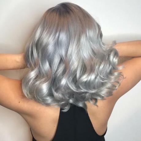 Metalická šedá barva vlasů