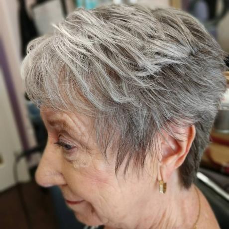 Pochlebne przycięte włosy dla kobiet powyżej 60 lat z okrągłym kształtem twarzy