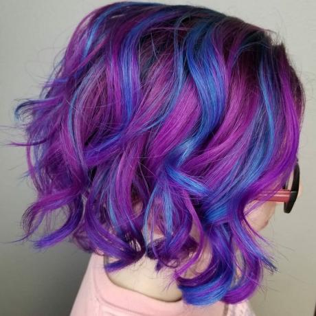 Фіолетове волосся з блакитними відблисками