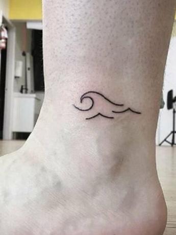 Hullámos tetoválás a bokán