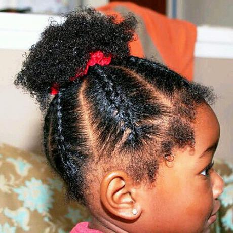 čierny pletený účes malého dievčatka na krátke vlasy