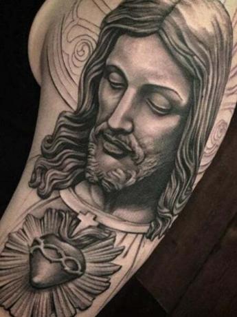 Jėzaus ir širdies tatuiruotė 1
