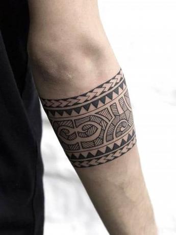 Tatuaż na ramieniu Azteków