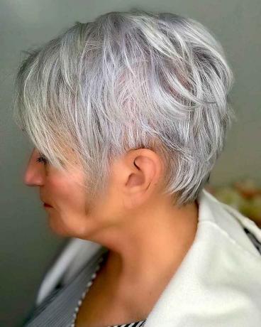 Opeřený Pixie na ženách nad 50 let s tenkými stříbrnými vlasy